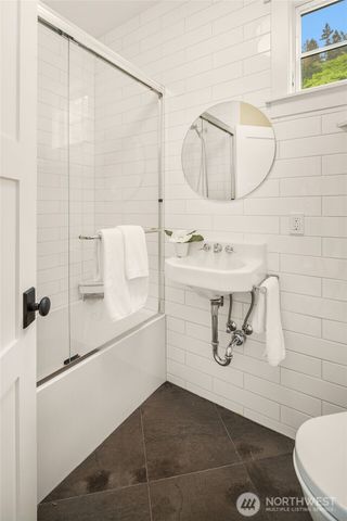 2033 E Lake Sammamish Parkway NE, Sammamish, WA 98074
