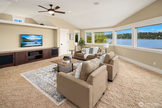 2033 E Lake Sammamish Parkway NE, Sammamish, WA 98074
