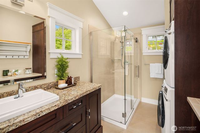 2033 E Lake Sammamish Parkway NE, Sammamish, WA 98074