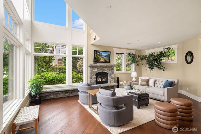 2033 E Lake Sammamish Parkway NE, Sammamish, WA 98074