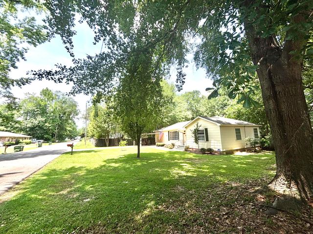 1917 Brooklane Dr., Hattiesburg, MS 39401