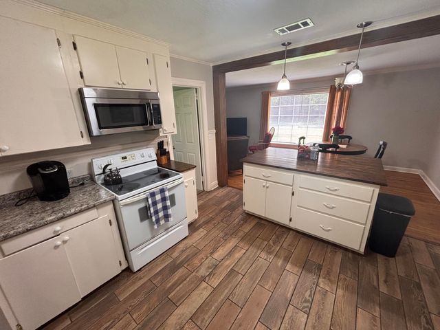 1917 Brooklane Dr., Hattiesburg, MS 39401