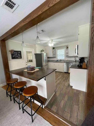 1917 Brooklane Dr., Hattiesburg, MS 39401