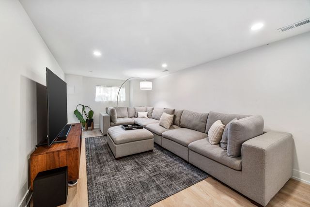 4909 N Merrimac Avenue, Chicago, IL 60630
