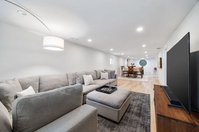 4909 N Merrimac Avenue, Chicago, IL 60630