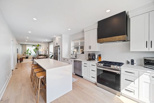 4909 N Merrimac Avenue, Chicago, IL 60630