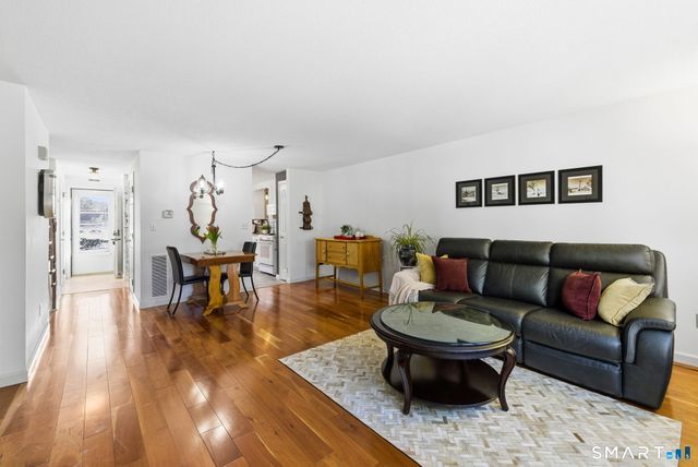 17 Hubbard Run Drive 17, Glastonbury, CT 06033