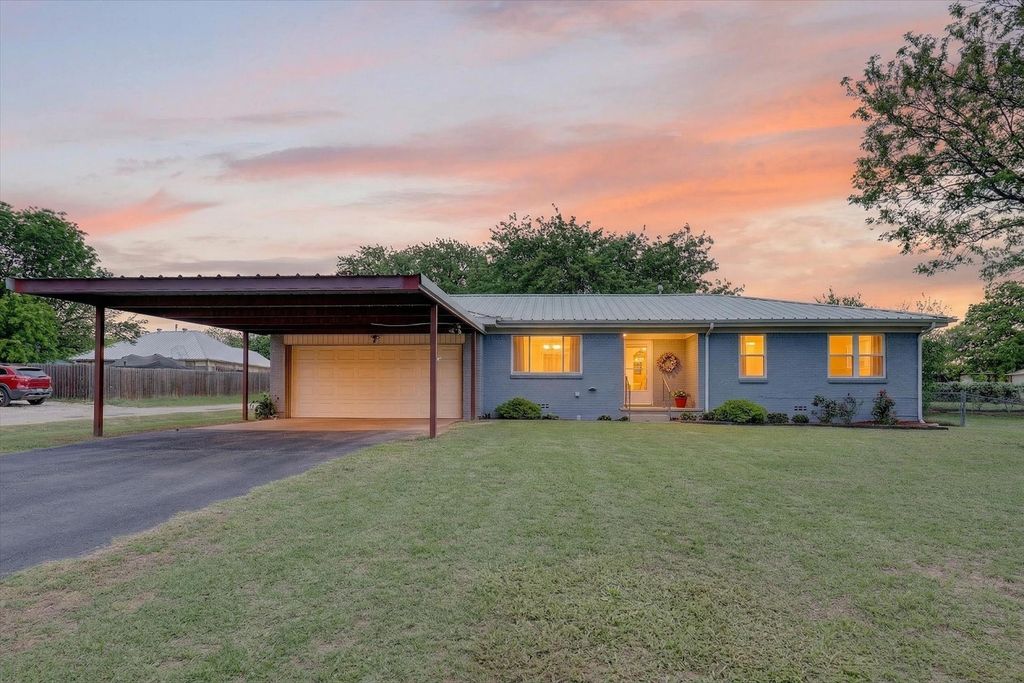 624 N Avenue A, Springtown, TX 76082