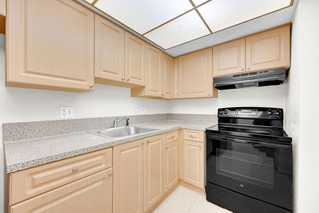 5900 NW 17th Pl 215, Sunrise, FL 33313