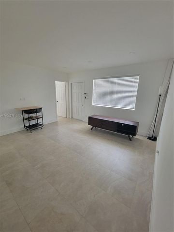 1052 SW 79th Ave ., Miami, FL 33144