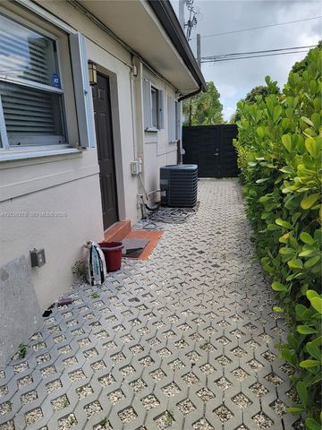 1052 SW 79th Ave ., Miami, FL 33144