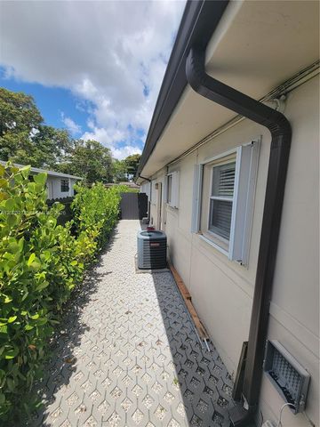 1052 SW 79th Ave ., Miami, FL 33144