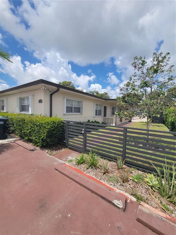 1052 SW 79th Ave ., Miami, FL 33144
