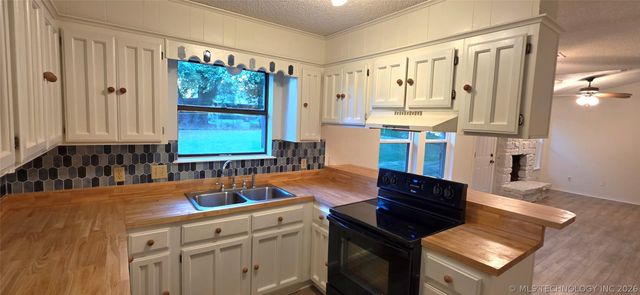 13621 S 285th East Avenue, Coweta, OK 74429