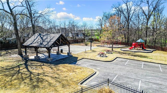 1020 Hunters Pointe, Bentonville, AR 72713