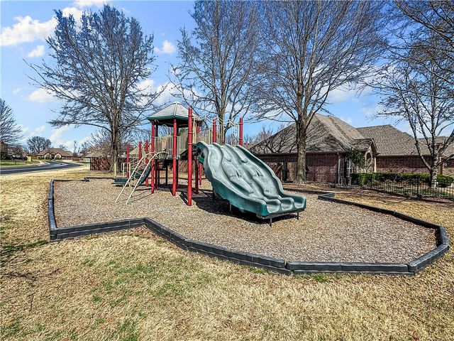 1020 Hunters Pointe, Bentonville, AR 72713