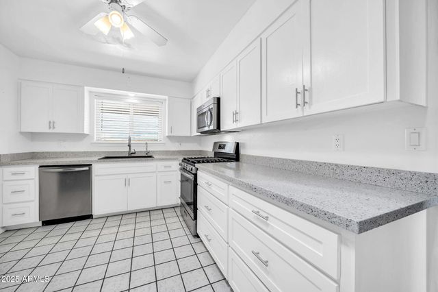 10739 W SARATOGA Circle, Sun City, AZ 85351