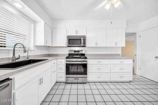 10739 W SARATOGA Circle, Sun City, AZ 85351