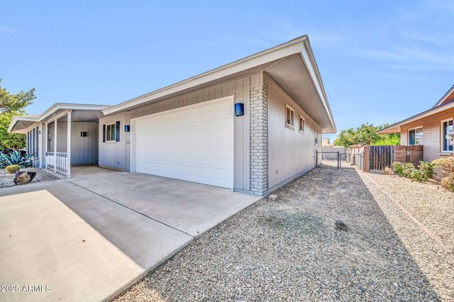 10739 W SARATOGA Circle, Sun City, AZ 85351