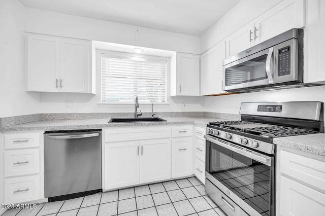 10739 W SARATOGA Circle, Sun City, AZ 85351