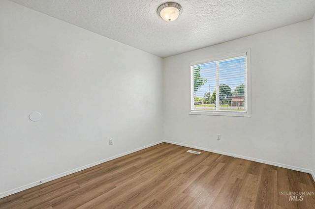 936 Shoshone Ave, Nampa, ID 83651