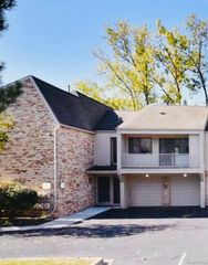3845 Lone Pine Road 101, West Bloomfield, MI 48323