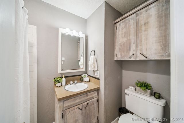 18551 E Admiral Boulevard S, Tulsa, OK 74015