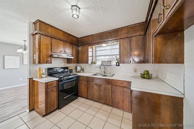 18551 E Admiral Boulevard S, Tulsa, OK 74015