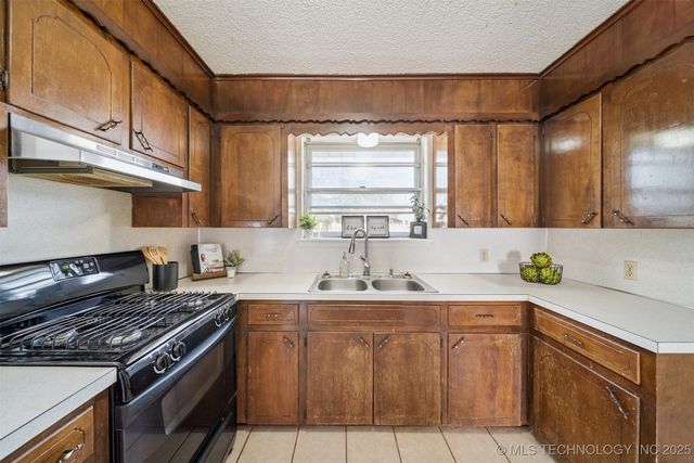 18551 E Admiral Boulevard S, Tulsa, OK 74015