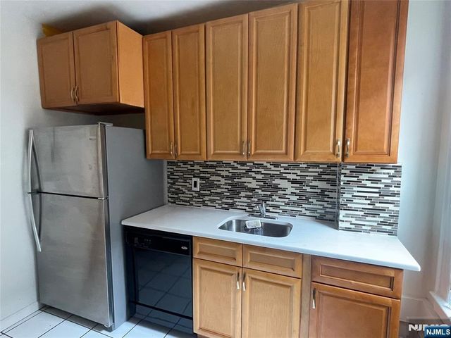 10 HILLIARD Avenue 5, Edgewater, NJ 07020