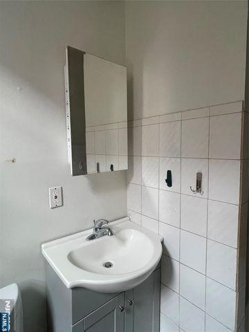 10 HILLIARD Avenue 5, Edgewater, NJ 07020