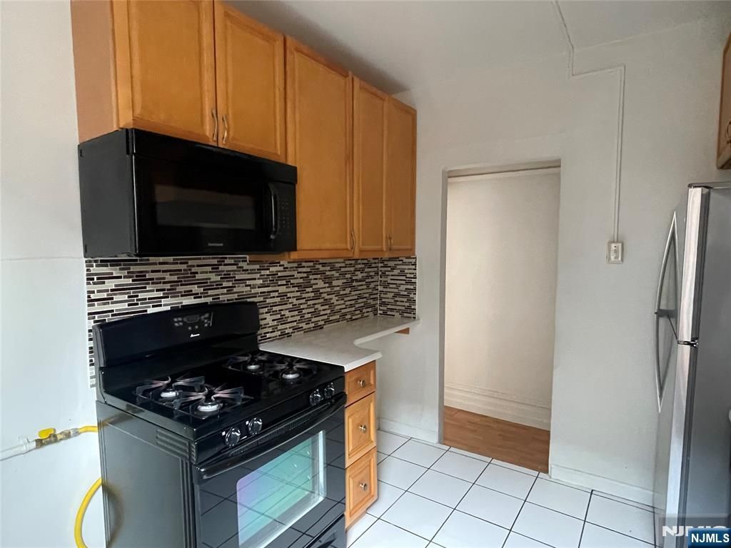 10 HILLIARD Avenue 5, Edgewater, NJ 07020