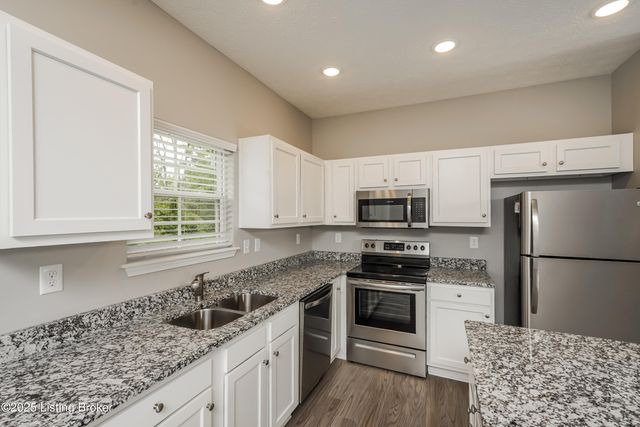 6100 Port Antonio Rd, Louisville, KY 40219