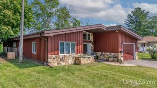 1002 E Grant St, Iron Mountain, MI 49801