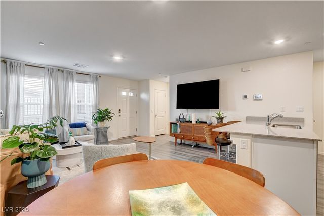 6914 Stratham Hill Street, Las Vegas, NV 89166