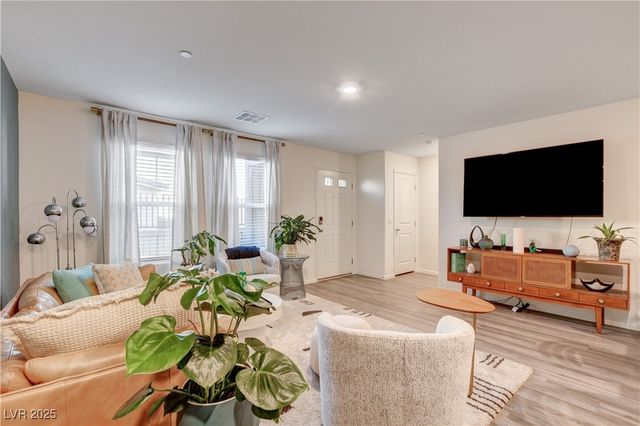 6914 Stratham Hill Street, Las Vegas, NV 89166