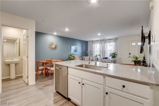 6914 Stratham Hill Street, Las Vegas, NV 89166