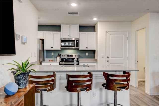 6914 Stratham Hill Street, Las Vegas, NV 89166