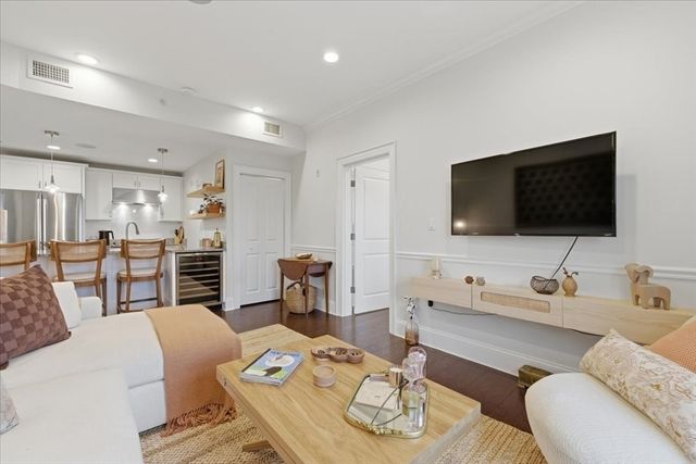 616 E 4th St 304, Boston, MA 02127