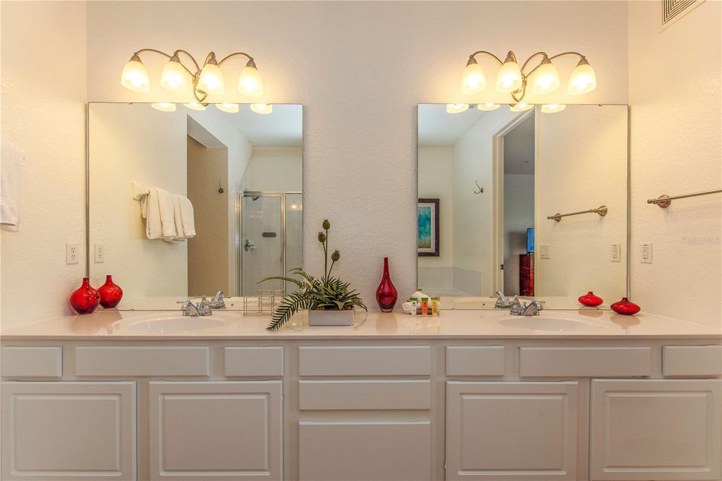 Image 12 of property listing at 4840 CAYVIEW AVENUE 203, Orlando, FL 32819