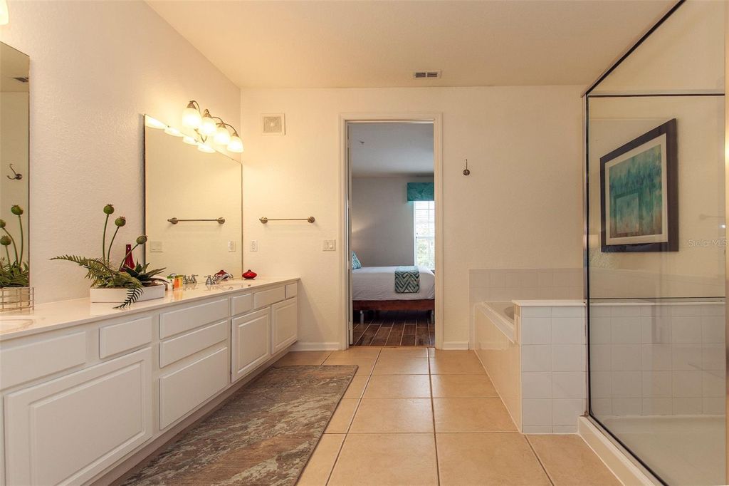 Image 13 of property listing at 4840 CAYVIEW AVENUE 203, Orlando, FL 32819