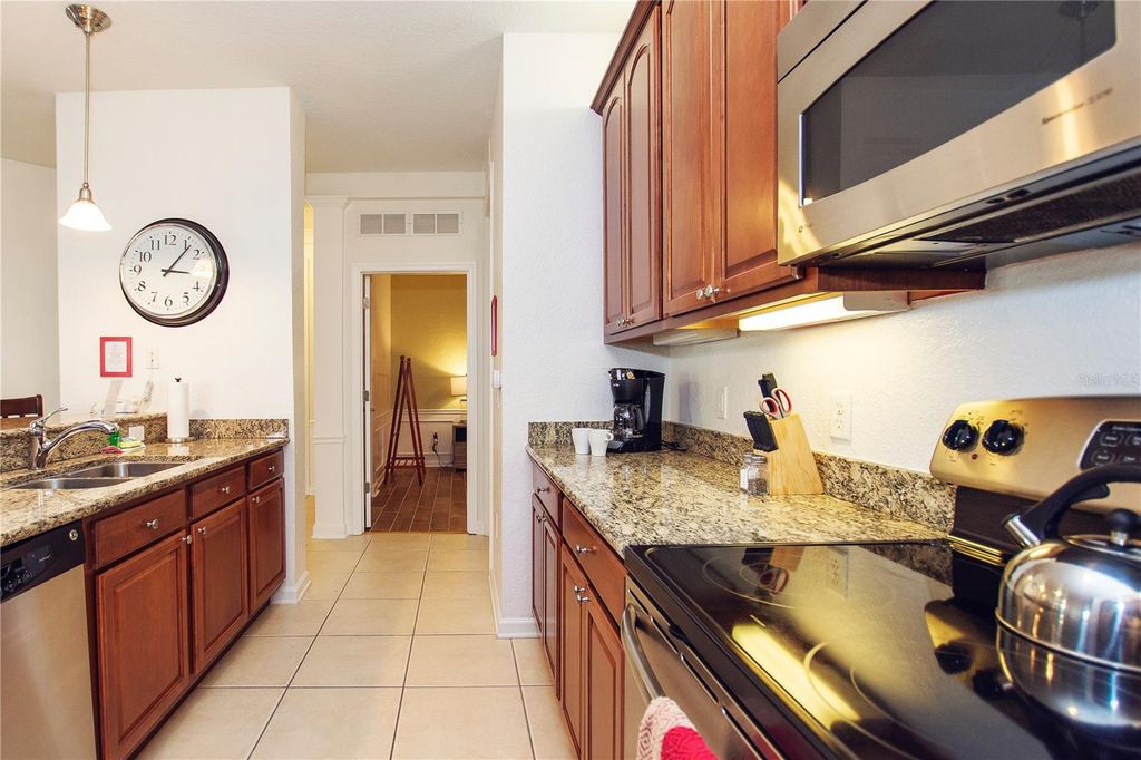 Image 10 of property listing at 4840 CAYVIEW AVENUE 203, Orlando, FL 32819