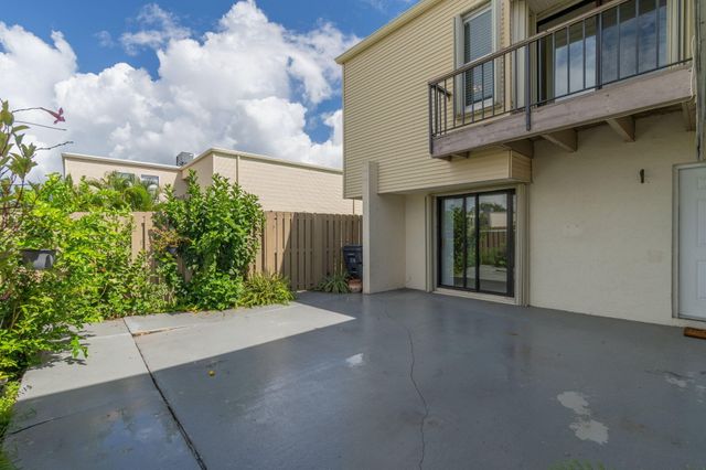 1530 Shaker Circle, Wellington, FL 33414