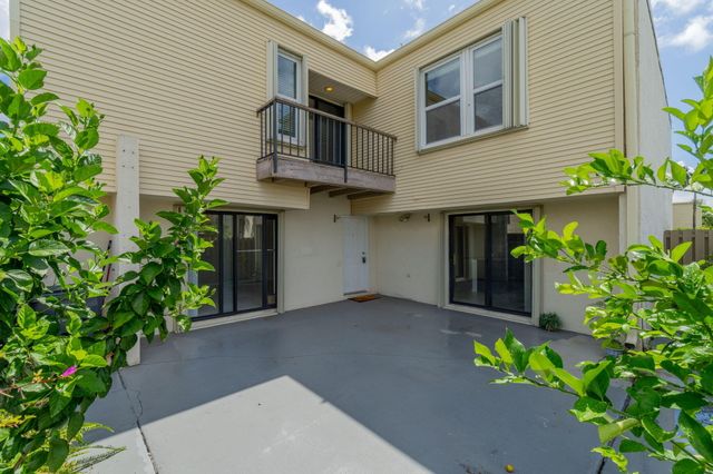 1530 Shaker Circle, Wellington, FL 33414