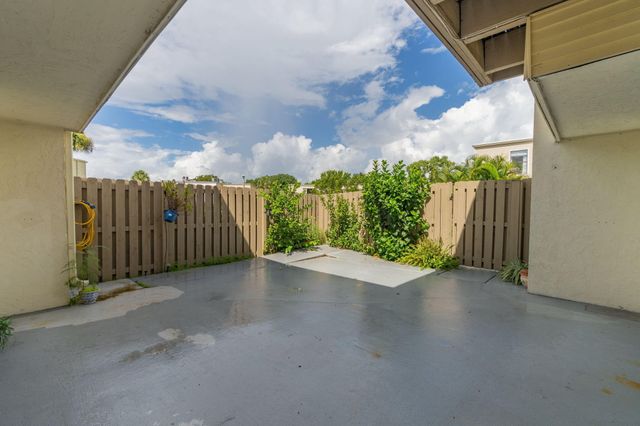 1530 Shaker Circle, Wellington, FL 33414