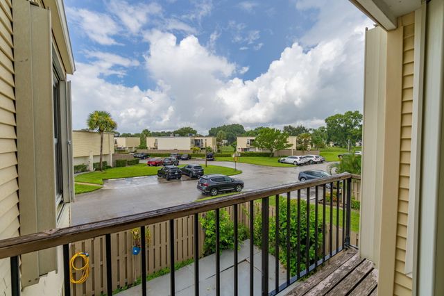 1530 Shaker Circle, Wellington, FL 33414