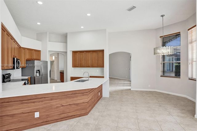 2553 Jardin Mnr, Weston, FL 33327