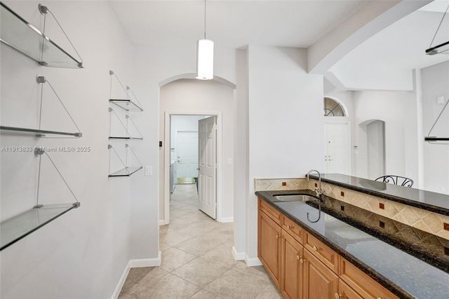 2553 Jardin Mnr, Weston, FL 33327