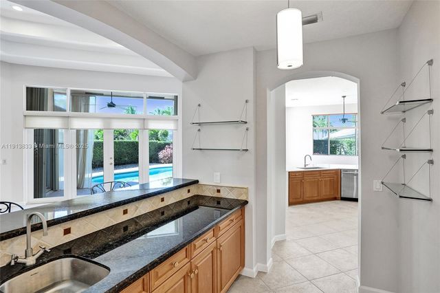 2553 Jardin Mnr, Weston, FL 33327