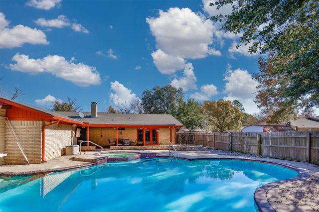 417 Willow Way, Gainesville, TX 76240